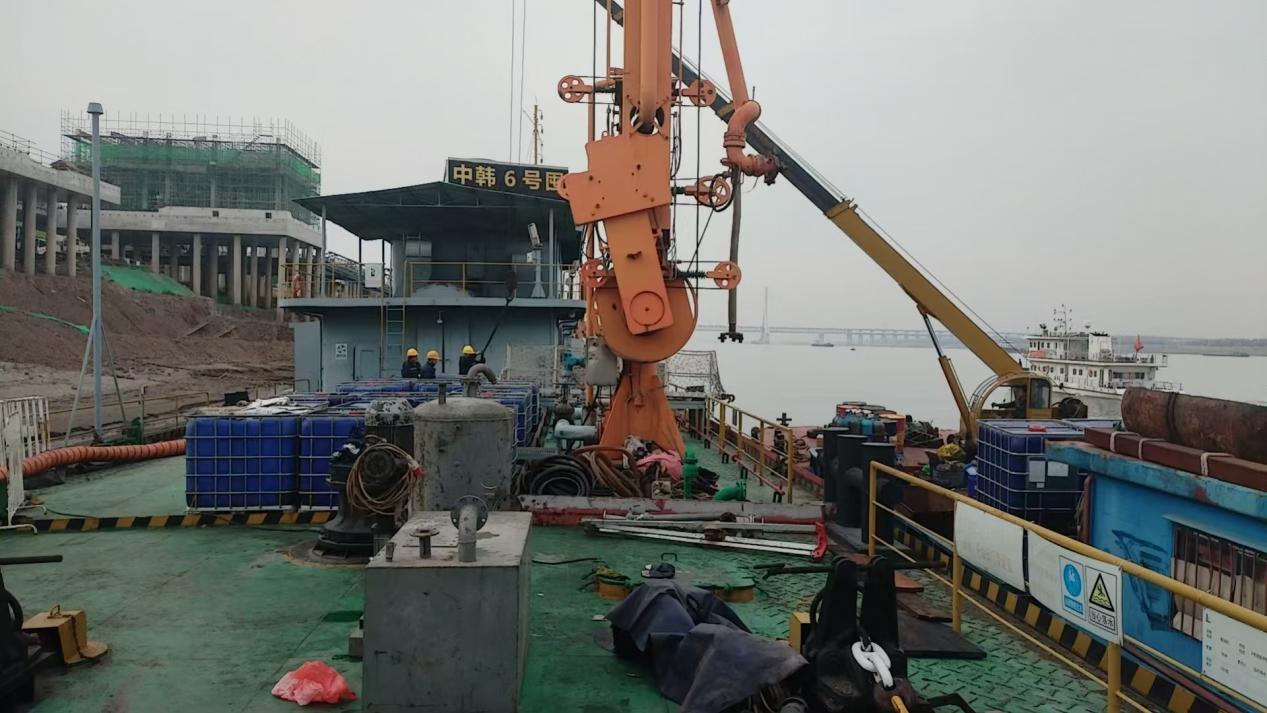 某央企合資石化企業躉船艙清洗項目